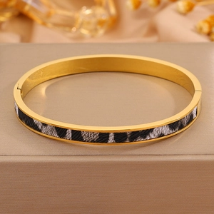 Dettaglio del bracciale in acciaio inossidabile dorato con stampa leopardata e chiusura