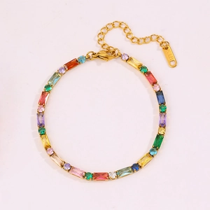 Détail du bracelet plaqué or avec zircons multicolores et poinçon gravé K18