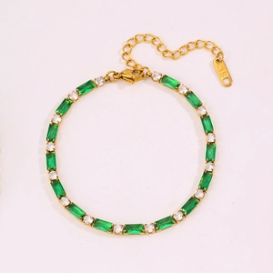 Détail du bracelet en titane doré avec pierres vertes et étiquette gravée K18