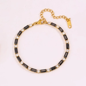 Détail du bracelet tennis en or K18 avec zircons noirs et fermoir mousqueton ajustable