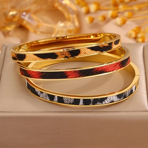 Set di tre bracciali rigidi in acciaio inossidabile dorato con stampa leopardata