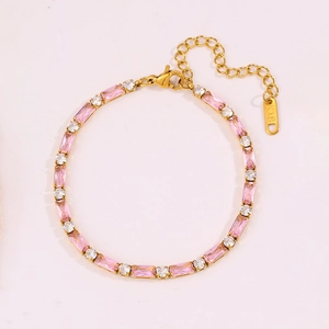 Vue macro détaillée du bracelet tennis doré avec zircons roses et poinçon K18 gravé