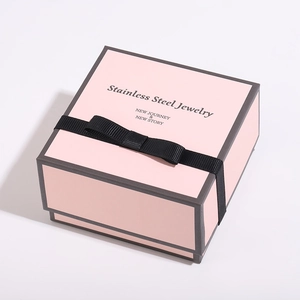 Boîte cadeau rose pour bijoux avec ruban noir pour colliers et bracelets
