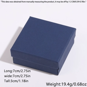 Détail de la boîte à bijoux bleu foncé avec texture et dimensions de 7x7x3cm