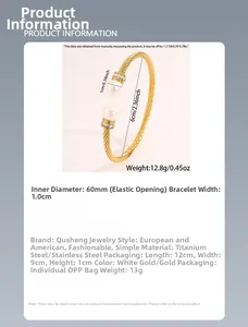 Détail du bracelet torsadé en acier inoxydable plaqué or 18K avec perles et strass brillants