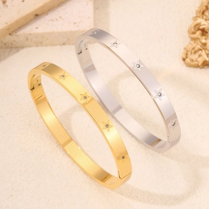 Bracciali in titanio oro e argento con stelle incise e strass incastonati
