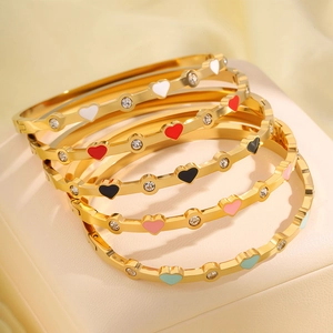 Bracciali a cuore in acciaio dorato con smalto colorato e cristalli di zircone lucidi