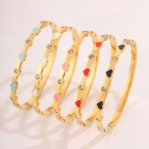 Set di 5 bracciali in acciaio al titanio dorato con cuori in smalto e cristalli