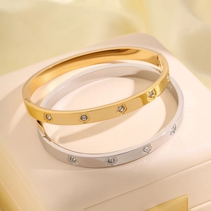 Bracciali in acciaio lucido con fiori di diamanti su una scatola di gioielli