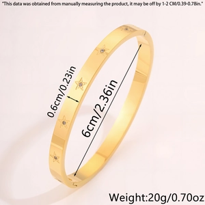 Dettaglio del bracciale in acciaio al titanio dorato con stelle e dimensioni
