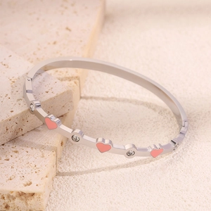 Bracciale in titanio argento con cuori in smalto rosa e cristalli su pietra di travertino