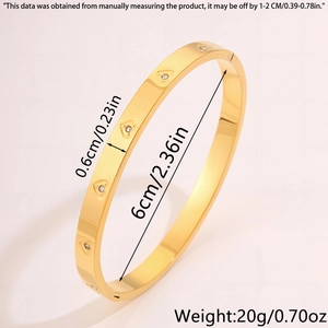 Vista macro del bracciale in titanio dorato con cuori e dimensioni 6cm x 0,6cm