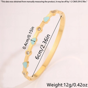 Dettaglio di 6cm di diametro e 0,4cm di larghezza del bracciale dorato con cuore