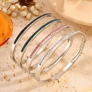 Brazaletes de acero pulido con inserciones de circonitas cuadradas en varios colores