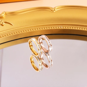 Détail de bagues d'éternité en titane or et or rose serties de moissanite brillante pavée