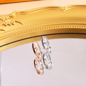 Vue macro détaillée de bagues éternité en finitions or rose et argent avec pavé de pierres