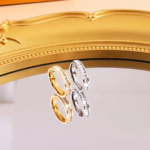 Détail de bagues éternité or et argent avec pavé de zircons sur surface miroir