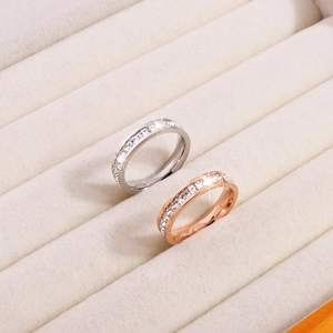 Détail de bagues en titane argent et or rose avec oxydes de zirconium sertis rail