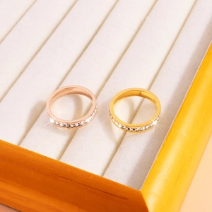 Détail de bagues en or rose et or avec pavé de zircons dans un écrin à bijoux en velours