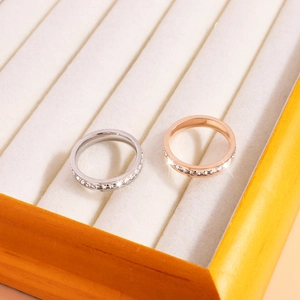 Vue rapprochée de bagues éternité en argent et or rose serties de zircons brillants