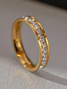 Vue macro détaillée d'une bague éternité dorée avec des pierres de taille princesse