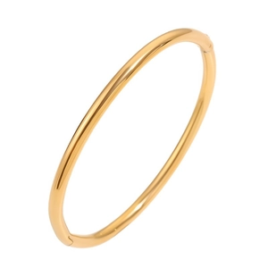 Minimalistische goudkleurige roestvrijstalen armband met een gladde scharniersluiting