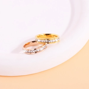 Détail de bagues éternité en or et or rose avec zircons carrés sertis tout autour