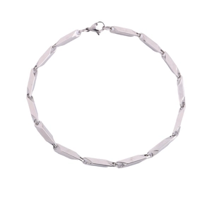 Poliertes silbernes Gliederkettenarmband aus Edelstahl mit Karabinerverschluss auf weiß