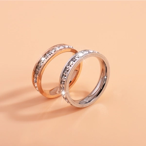 Détail de bagues éternité en or rose et argent serties de zircons cubiques scintillants