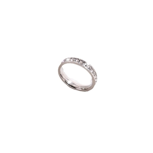 Bague éternité élégante avec cristaux scintillants et finition argentée polie
