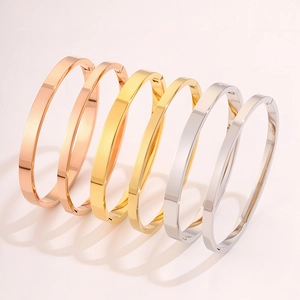Gepolijste roestvrijstalen armbanden in roségoud, goud en zilver in een detailweergave