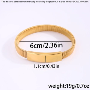 Dettaglio del bracciale elastico in acciaio al titanio dorato con piastra lucida e banda flessibile