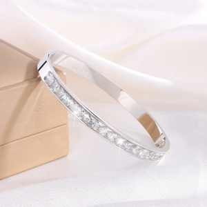 Bracciale in acciaio al titanio con diamanti moissanite quadrati su sfondo di seta