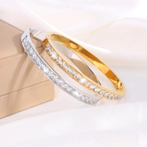 Bracciali rigidi in acciaio al titanio con moissanite a taglio quadrato oro e argento