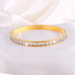 Dettaglio del bracciale in acciaio al titanio dorato con pietre di moissanite quadrate