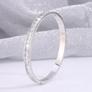 Macro di un bracciale in acciaio al titanio con pietre di moissanite a taglio quadrato