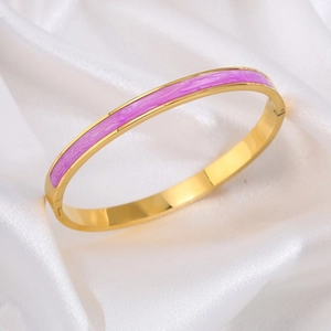 Detail van een 18k vergulde armband met paars marmeren emaille op elegante witte zijde