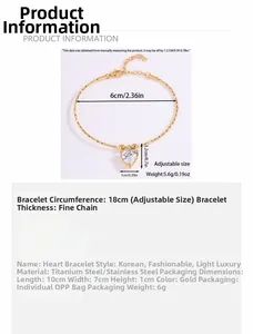 Vista detallada de la pulsera de corazón en acero de titanio dorado con cierre ajustable
