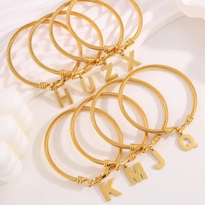 Gouden gedraaide kabelarmbanden met getextureerde Engelse letterbedeltjes voor dames