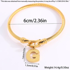 Gouden gedraaide armband met letter G-hanger en gedetailleerde productafmetingen
