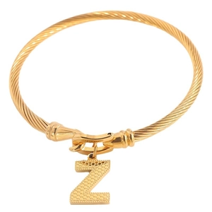 Gouden gedraaide kabelarmband met letter Z hanger en een gestippelde textuur