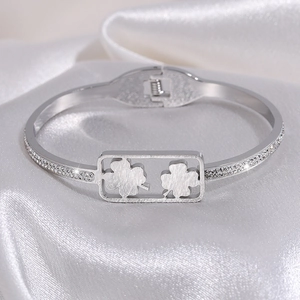 Macro-detail van de zilveren klavertje vier armband met pavé gezette zirkonia stenen