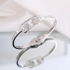 Detailopname van de zilveren klaverarmband met diamanten en een handige stalen veersluiting