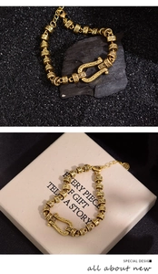 Nahaufnahme des goldfarbenen Hufeisen-Armbands mit geprägten Perlen im Retro-Stil