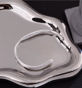 Primo piano dettagliato che mostra il marchio S925 sul bracciale a polsino in argento lucido