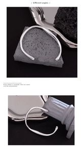 Dettaglio dell'interno del bracciale in argento con marchio S925 sulla fascia lucida