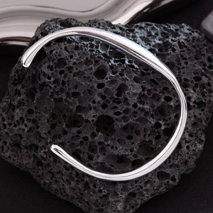 Bracciale rigido aperto a goccia d'acqua irregolare con finitura argento lucido su pietra
