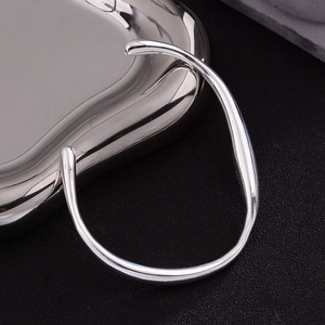 Bracciale rigido aperto minimalista in argento S925 con design geometrico irregolare