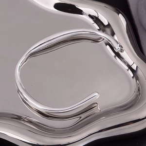 Bracciale rigido irregolare goccia d'acqua in argento sterling S925 lucido su vassoio