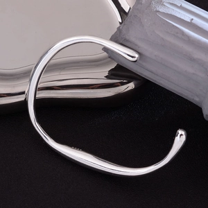 Bracciale rigido aperto in argento S925, design geometrico irregolare in stile minimale